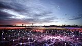 Die Kunstinstallation von Bruce Munro unter dem Titel "Field of Light" ist beim  großen Felsen Uluru in der Nähe des Ayers Rock Resort zu sehen