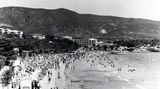 Sprung in das Jahr 1967 nach Port de Sóller: In der Sommersaison herrscht am Strand bereits Hochbetrieb