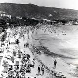 Sprung in das Jahr 1967 nach Port de Sóller: In der Sommersaison herrscht am Strand bereits Hochbetrieb