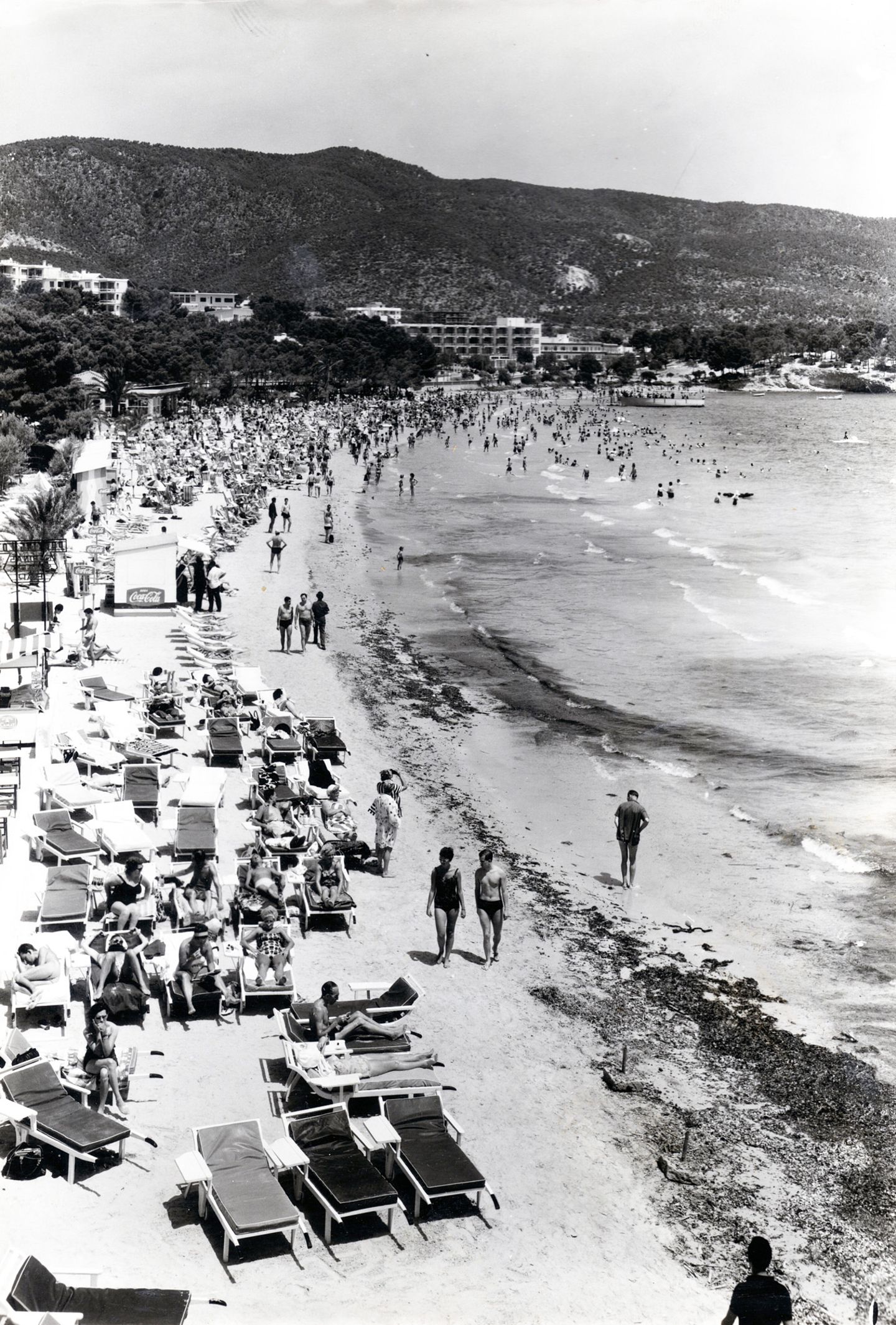 Sprung in das Jahr 1967 nach Port de Sóller: In der Sommersaison herrscht am Strand bereits Hochbetrieb