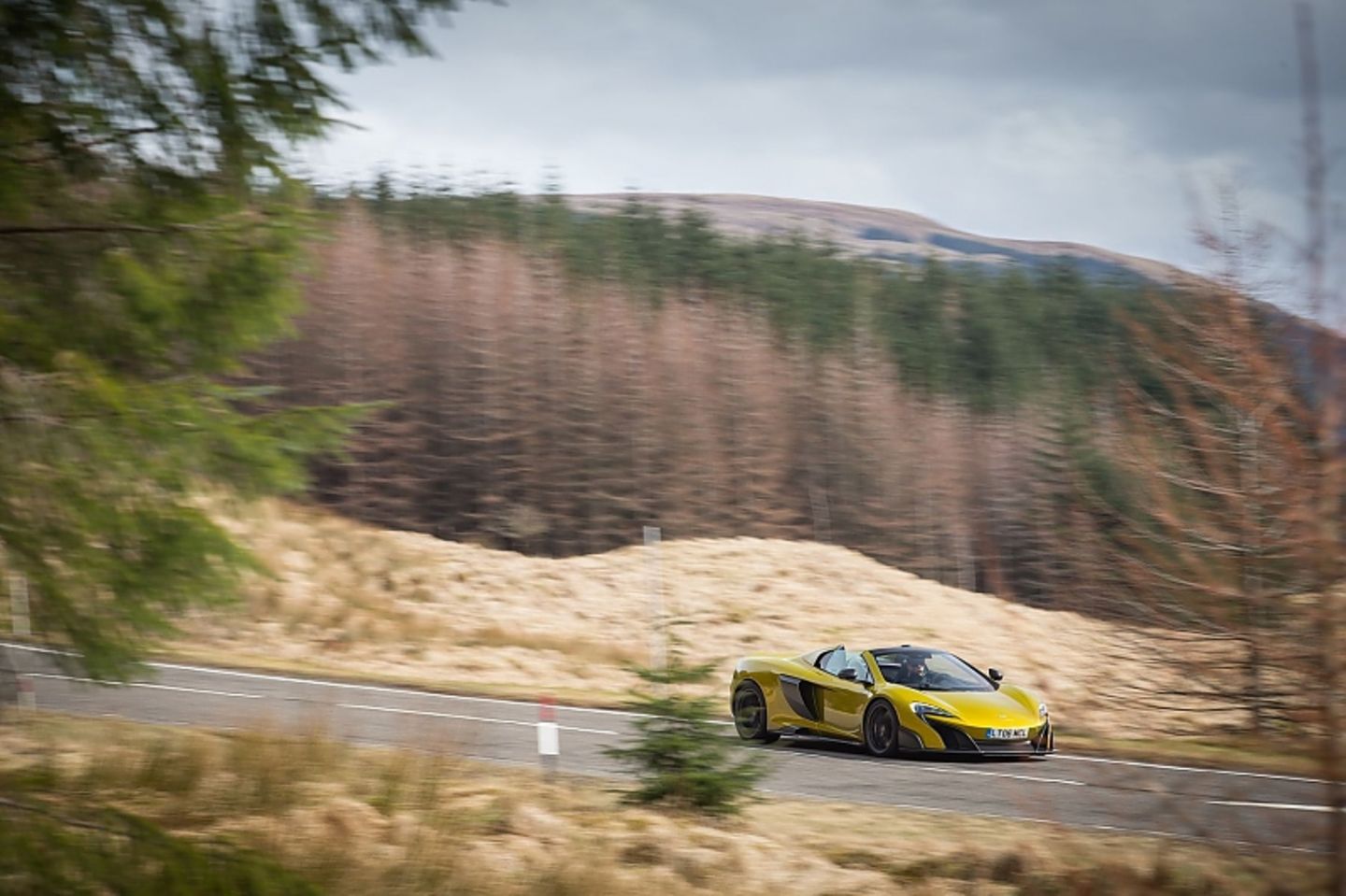 Der McLaren 675LT Spider ist 4,55 Meter lang,...