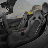 Die Karbonschalensitze des McLaren 675LT Spider bieten echte Rennatmosphäre.