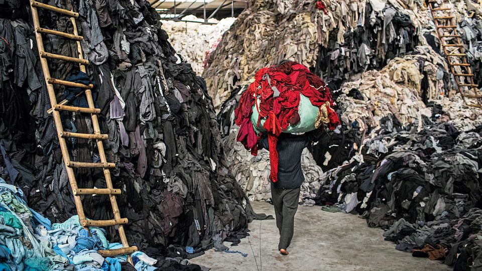 Willkommen im Altkleidergeschäft: Ein Arbeiter von Jindal Woolen Industries im indischen Panipat