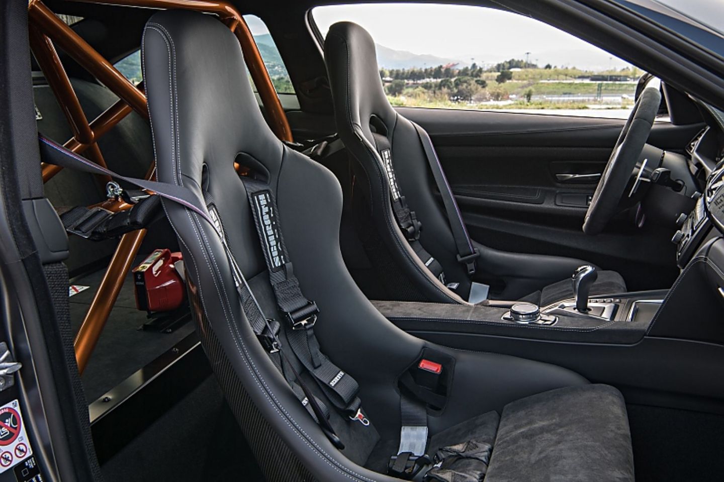 Leichtbau-Schalensitze für das echte Rennsport-Gefühl.