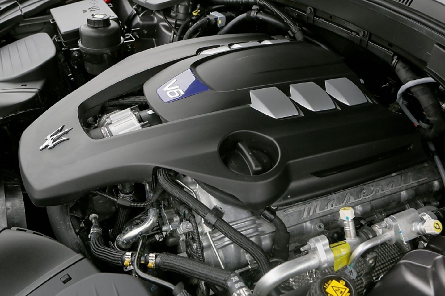 Der V6-Bi-Turbo-Motor sorgt im Levante S für angemessenen Vortrieb