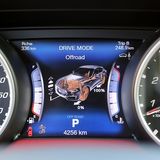 Bei den beiden Off-Road-Fahrprogrammen wird das Auto um 25 Millimeter beziehungsweise um 40 Millimeter angehoben