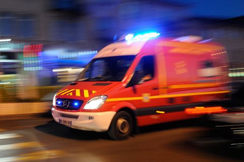 Ein Krankenwagen unterwegs zum Einsatz (Symbolbild)