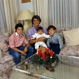 1987: Wieder ist es Weihnachten, diesmal ist die Familie schon zu fünft: Stolz präsentiert Uschi Glas ihre Kinder Benjamin 11, Alexander, 5, und Töchterchen Julia.