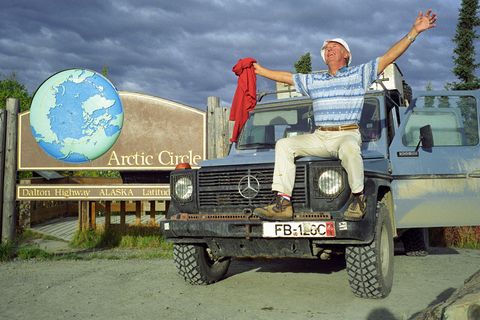 Gunter Holtorf sitzt auf der Motorhaube von Otto