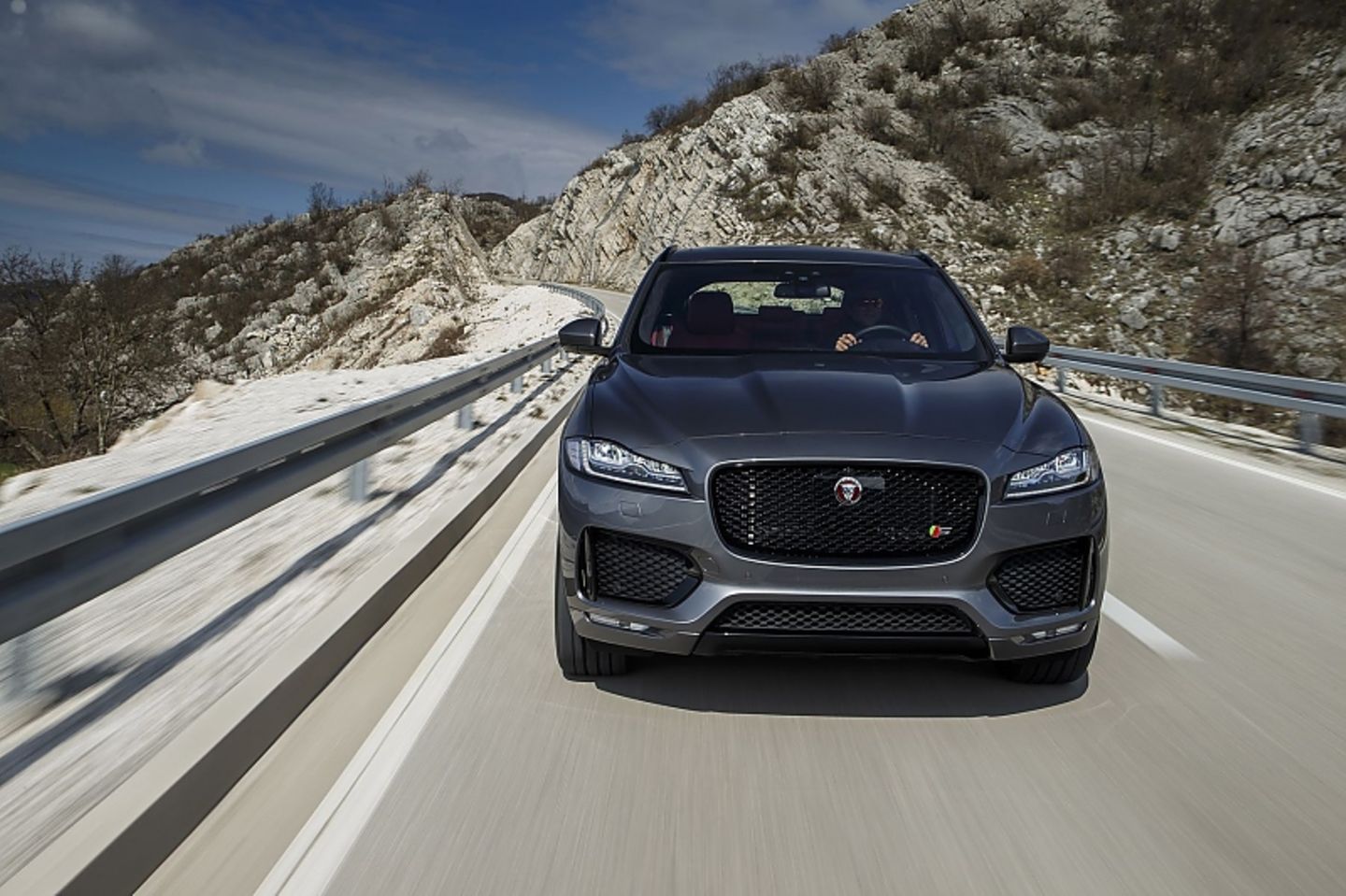 Der Jaguar F Pace 3.0 S kostet 75.260,00 Euro
