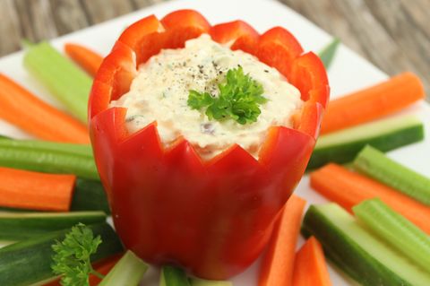 Schnelle Klassiker: Leckerer Farmers-Dip als Beilage zu Brot und Gemüse