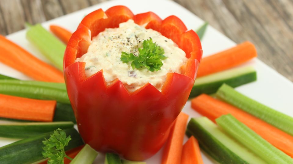 Schnelle Klassiker: Leckerer Farmers-Dip als Beilage zu Brot und Gemüse
