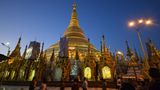 60 Tonnen glänzendes Gold  Hundert Meter hoch ragt die Shwedagon-Pagode in den Himmel. Der Legende nach wurde das Heiligtum für eine Buddha-Reliquie errichtet: für acht Haare von Siddhartha Gautama, die Kaufleute nach Yangon brachten. Hier ist alles Gold, was glitzert, denn die Oberfläche des Stupas wird regelmäßig mit Blattgold verkleidet. Das Gesamtgewicht der im Laufe von Jahrhunderten aufgetragenen Schichten wird auf 60 Tonnen geschätzt. Kaum sichtbar sind die Preziosen an der Spitze: Tausende von Rubinen, Diamanten und Saphiren.