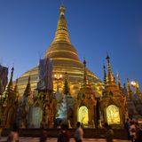 60 Tonnen glänzendes Gold  Hundert Meter hoch ragt die Shwedagon-Pagode in den Himmel. Der Legende nach wurde das Heiligtum für eine Buddha-Reliquie errichtet: für acht Haare von Siddhartha Gautama, die Kaufleute nach Yangon brachten. Hier ist alles Gold, was glitzert, denn die Oberfläche des Stupas wird regelmäßig mit Blattgold verkleidet. Das Gesamtgewicht der im Laufe von Jahrhunderten aufgetragenen Schichten wird auf 60 Tonnen geschätzt. Kaum sichtbar sind die Preziosen an der Spitze: Tausende von Rubinen, Diamanten und Saphiren.