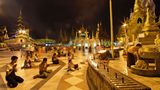 Betende Menschen an der Shwedagon-Pagode in Yangon