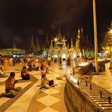 Betende Menschen an der Shwedagon-Pagode in Yangon