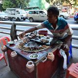 Garküche am Straßenrand in Yangon