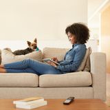 Die Sitzfläche des Sofas hat Sitzmulden