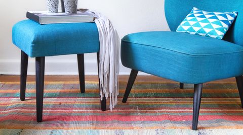Aufstehen, hinsetzen, auf der Sitzfläche rumrutschen, wieder aufstehen: Sessel, Sofas und Co. müssen einiges aushalten. Durch Beanspruchung entsteht der so genannte Spiegelsitz, also eine glänzende Stelle auf der Sitzfläche. Das ist Nummer 4 der Beschwerde-Gründe bei Verbrauchern. Allerdings: Alle vier gelten als normale Gebrauchsspuren, eine Reklamation hat wenig Aussicht auf Erfolg.