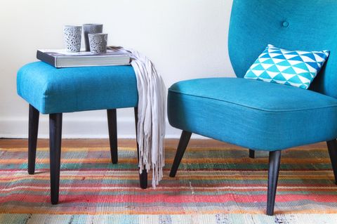 Aufstehen, hinsetzen, auf der Sitzfläche rumrutschen, wieder aufstehen: Sessel, Sofas und Co. müssen einiges aushalten. Durch Beanspruchung entsteht der so genannte Spiegelsitz, also eine glänzende Stelle auf der Sitzfläche. Das ist Nummer 4 der Beschwerde-Gründe bei Verbrauchern. Allerdings: Alle vier gelten als normale Gebrauchsspuren, eine Reklamation hat wenig Aussicht auf Erfolg.