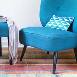 Aufstehen, hinsetzen, auf der Sitzfläche rumrutschen, wieder aufstehen: Sessel, Sofas und Co. müssen einiges aushalten. Durch Beanspruchung entsteht der so genannte Spiegelsitz, also eine glänzende Stelle auf der Sitzfläche. Das ist Nummer 4 der Beschwerde-Gründe bei Verbrauchern. Allerdings: Alle vier gelten als normale Gebrauchsspuren, eine Reklamation hat wenig Aussicht auf Erfolg.