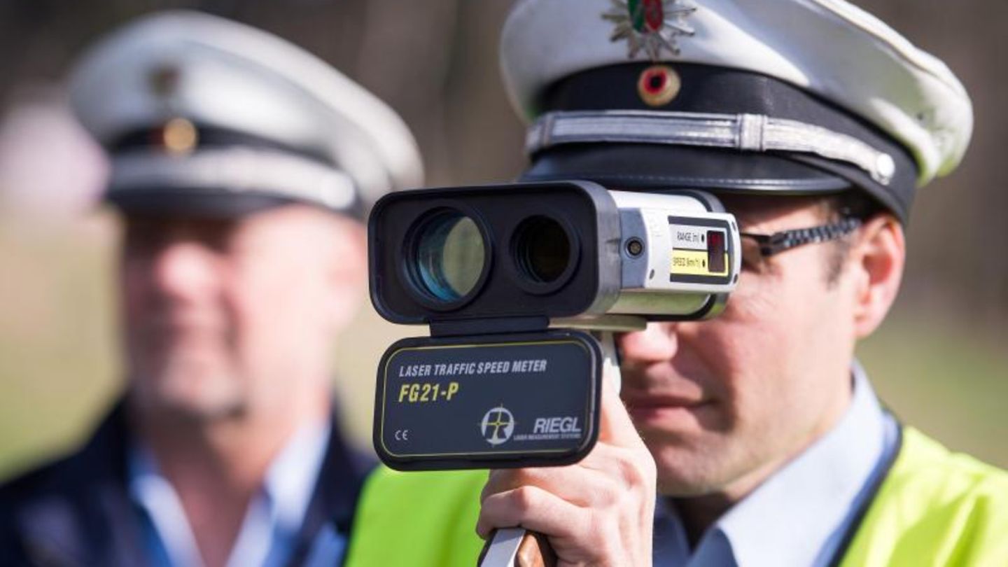 Polizist mit Laserpistole: Raserei ist den Statistiken zufolge die häufigste Ursache für Verkehrsunfälle