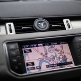 Gegen die großen, eingebauten Navigationssysteme wirkt er winzig.