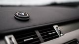 Er ist per Bluetooth mit dem Smartphone verbunden.