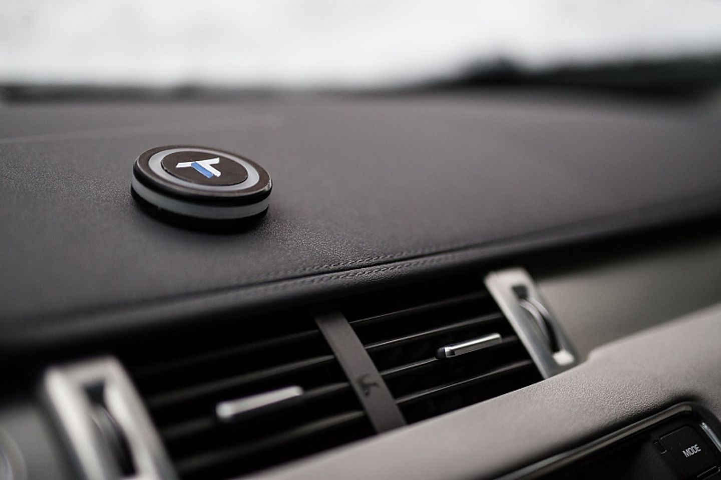 Er ist per Bluetooth mit dem Smartphone verbunden.