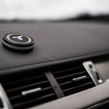 Er ist per Bluetooth mit dem Smartphone verbunden.