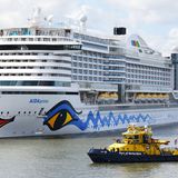 Die AidaPrima mit Schlepper kurz vor dem Festmachen in Hafen von Rotterdam