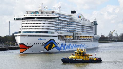 Die AidaPrima mit Schlepper kurz vor dem Festmachen in Hafen von Rotterdam