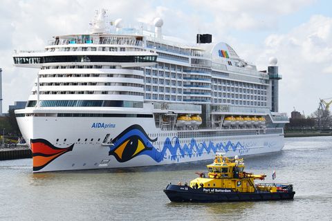 Die AidaPrima mit Schlepper kurz vor dem Festmachen in Hafen von Rotterdam