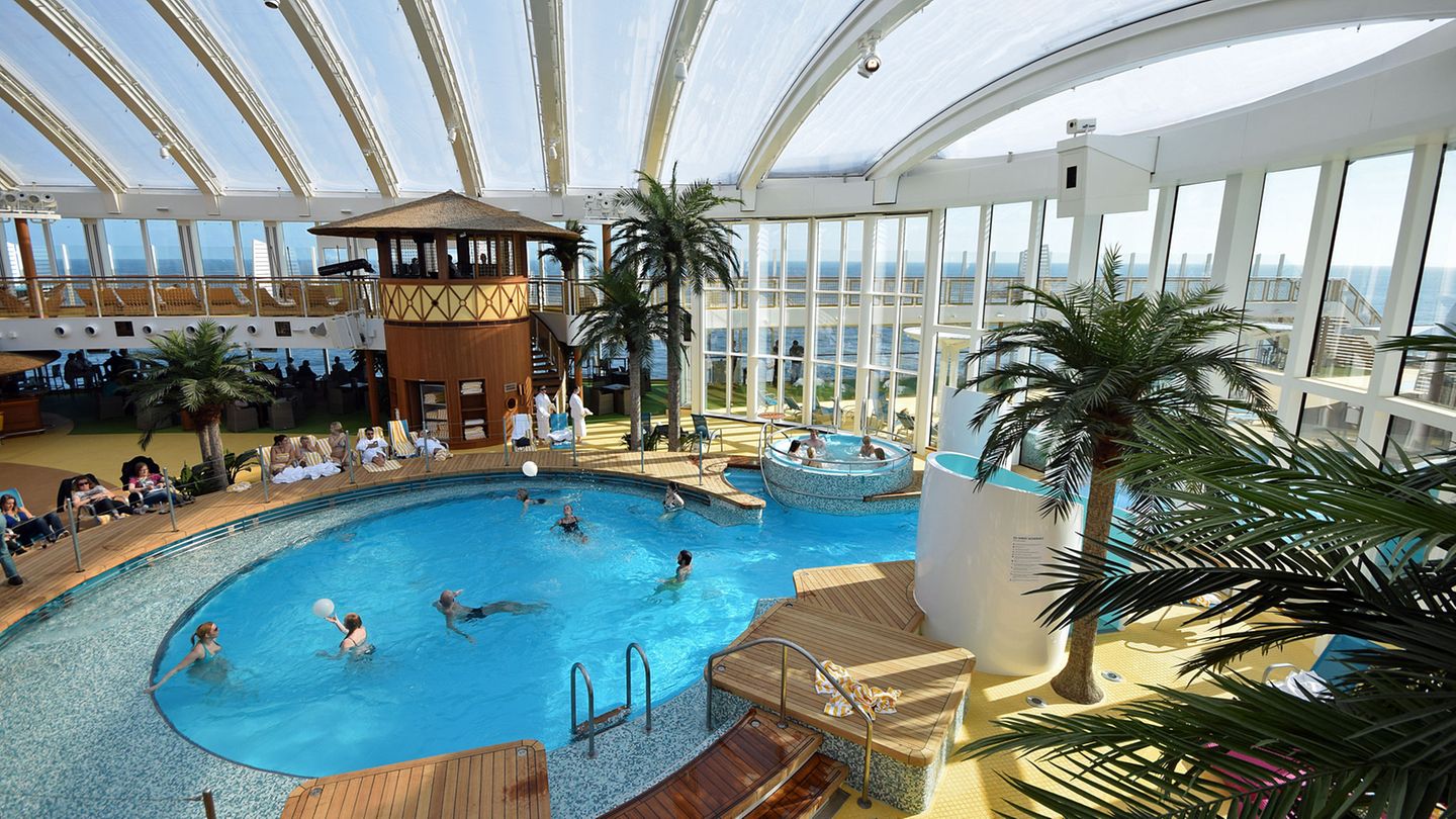 Aida Prima: Beach Club Indoor-Pool unter dem Foliendach der AuidaPrima