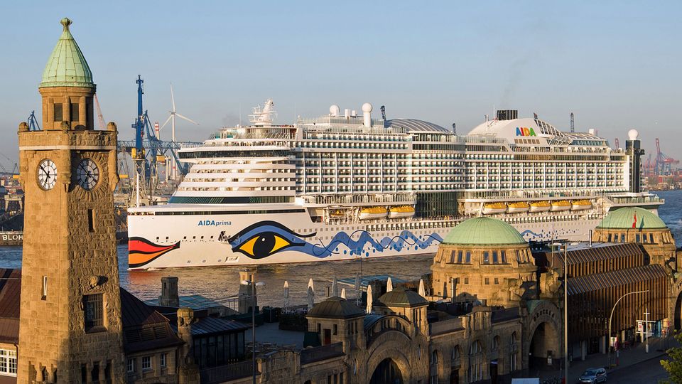Kreuzfahrtschiff erreicht Taufhafen: "Aida Prima" läuft erstmals Hamburg an Kreuzfahrtschiff erreicht Taufhafen: "Aida Prima" läuft erstmals Hamburg an