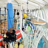 Kletterer im Sicherheitsgurt auf der AidaPrima