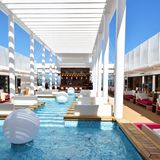 Poollandschaft und Patio-Bar auf der AidaPrima