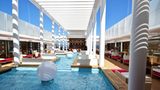 Poollandschaft und Patio-Bar auf der AidaPrima