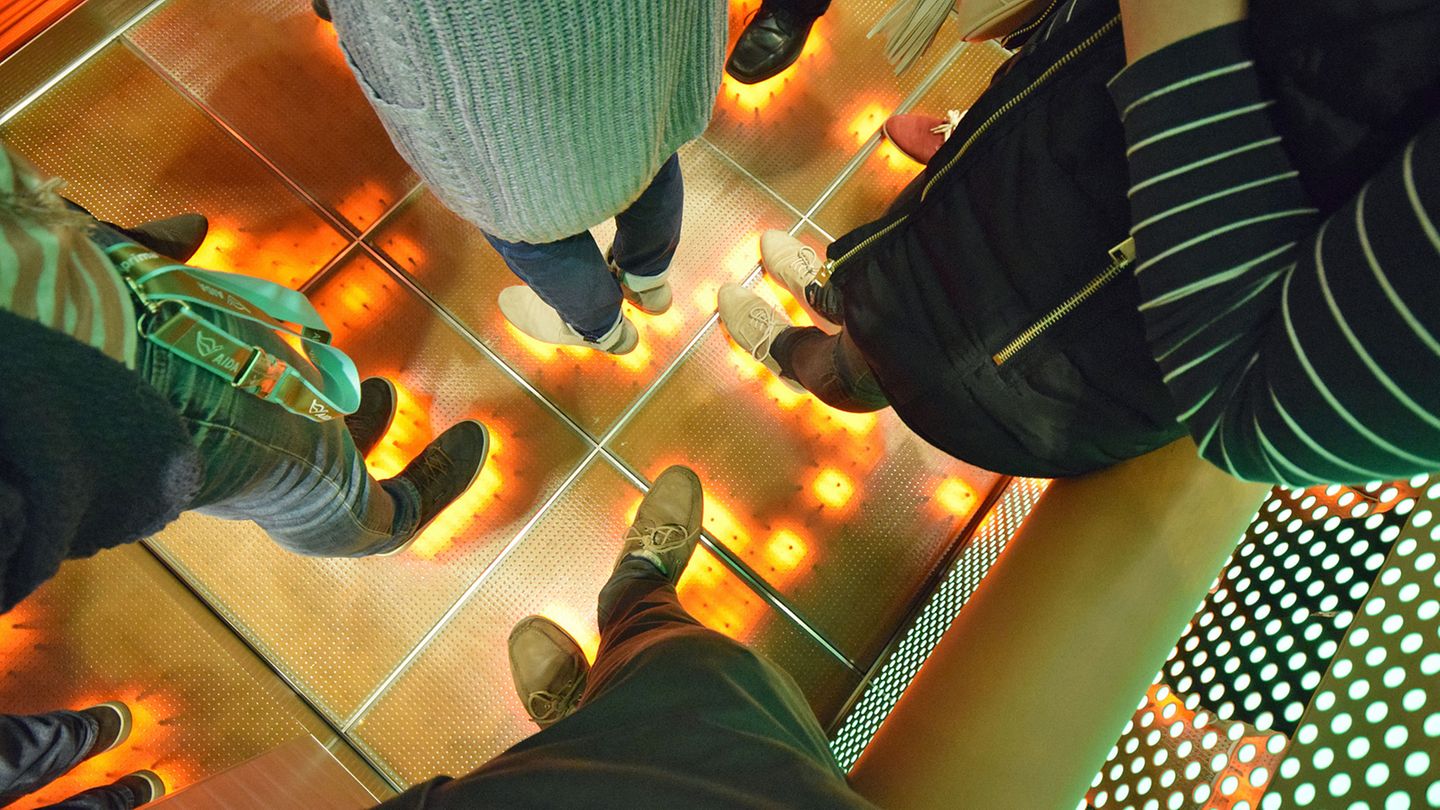 Blick im Fahrstuhl der AidaPrima auf die Füße