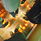 Blick im Fahrstuhl der AidaPrima auf die Füße