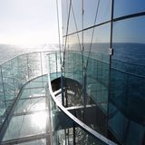 In luftiger Höhe: der gläserne Skywalk der AidaPrima