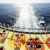 Heckwelle der AidaPrima im Gegenlicht