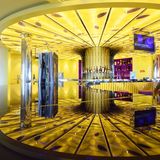 Eine der 14 Bars  Die Bars sind Treffpunkte, doch die Drinks sind bei der Kreuzfahrt mit der "Prima" nicht inklusive. Wer kein Getränkepaket gebucht hat, muss der Bedienung die Chipkarte reichen und zahlen. Neben der neuen ganz in Weiß gehaltenen Champagnerbar ergänzen auch drei Snackbars das Angebot. In der "Scharfen Ecke" auf Deck 6 gibt es bis 3 Uhr nachts Currywurst. Hier in der "Aida Plaza" funktioniert die Lüftung noch nicht richtig: Die Kleidung nimmt schnell den Geruch einer Frittenbude an.