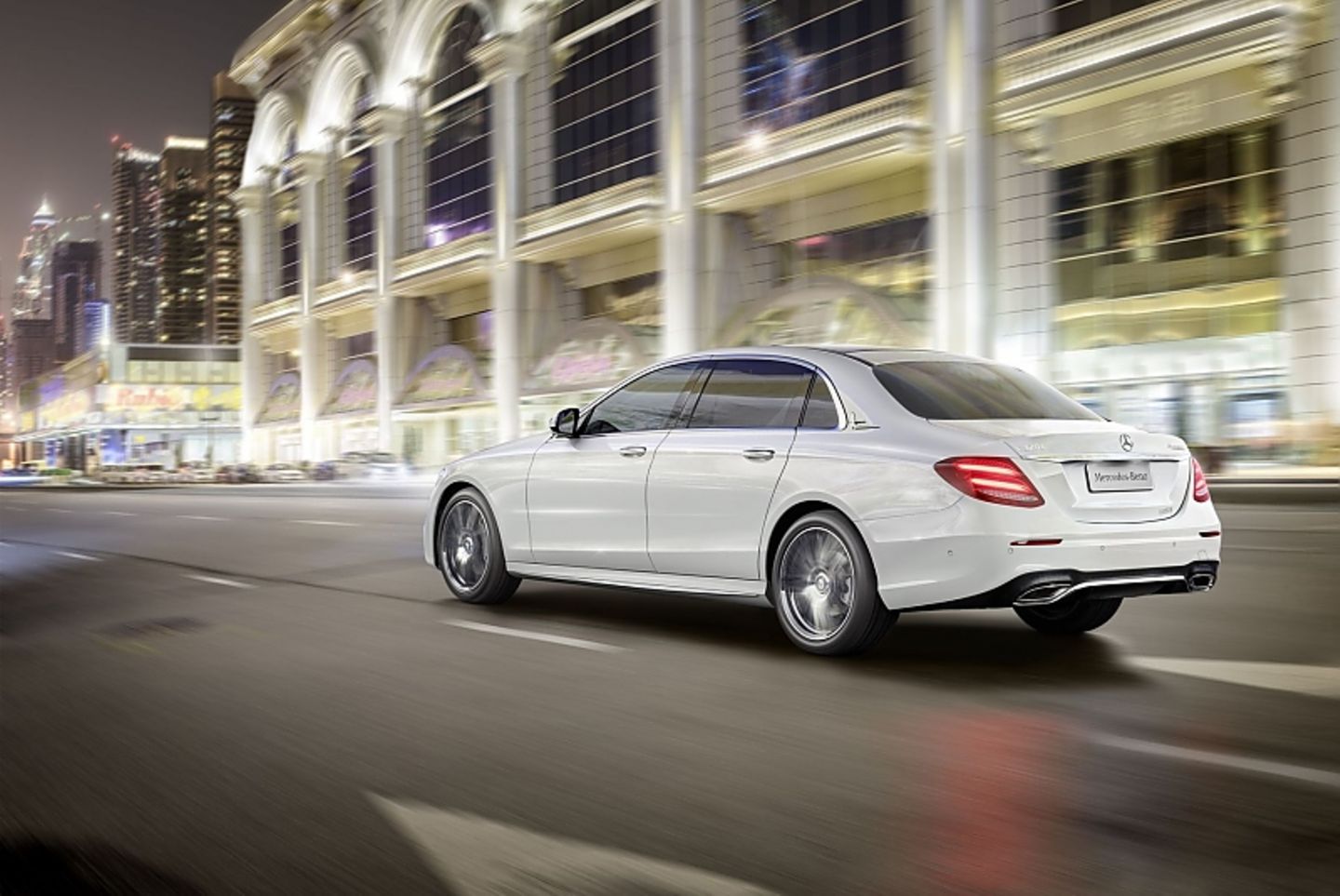 5,06 Meter ist die Mercedes-Benz E-Klasse Langversion jetzt lang.