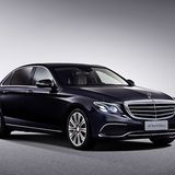 Der Sedan trägt den Stern auf der Motorhaube.