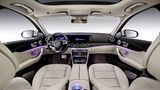 Ein Blick ins Cockpit der Mercedes-Benz E-Klasse Langversion.