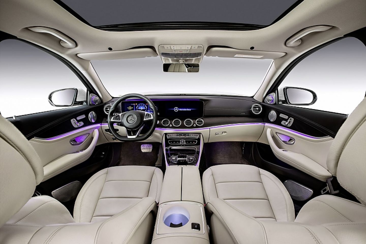 Ein Blick ins Cockpit der Mercedes-Benz E-Klasse Langversion.