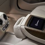 Die Mittelarmlehne hat einiges zu bieten.