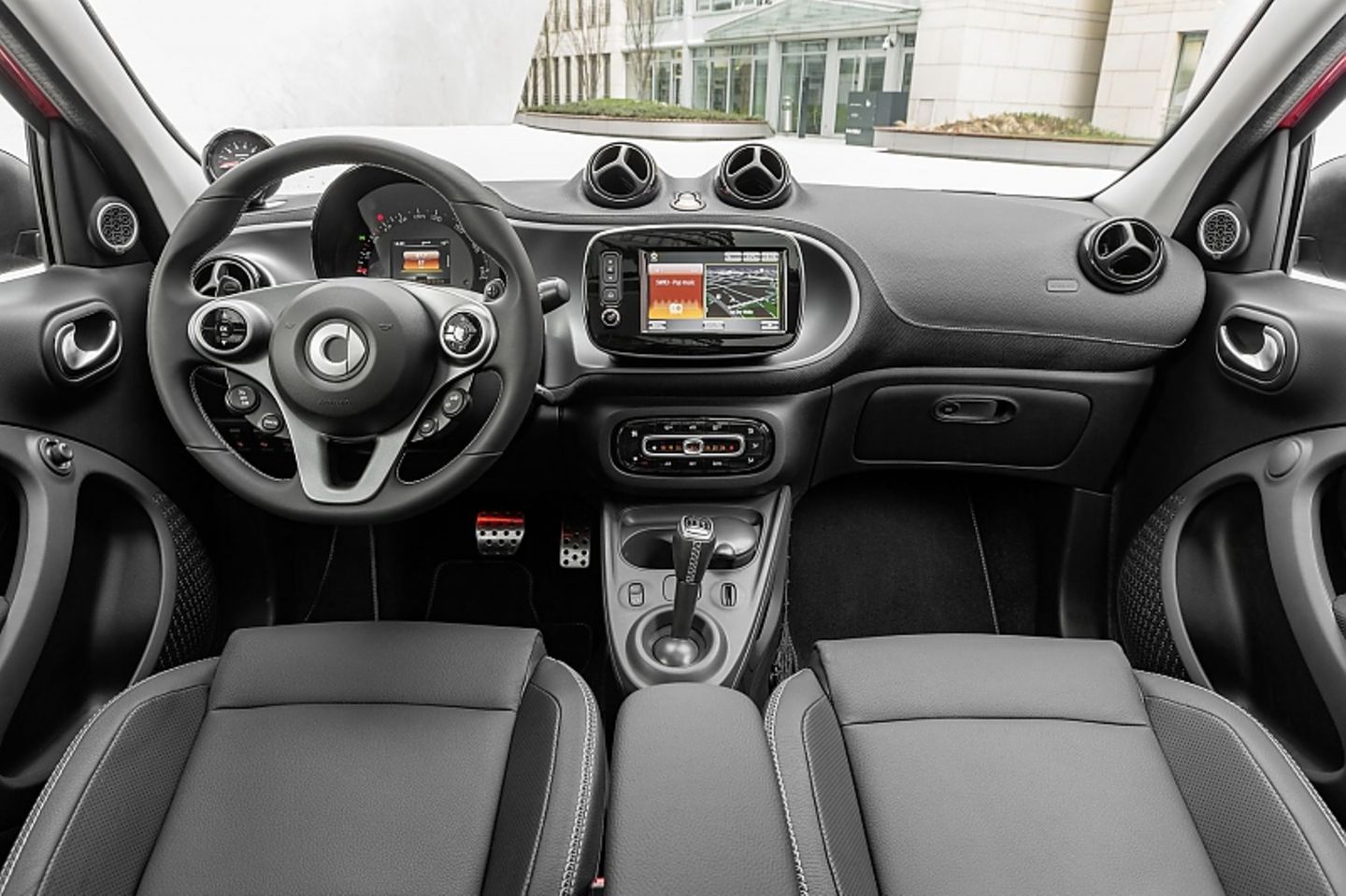 Das Cockpit des Smart Brabus.
