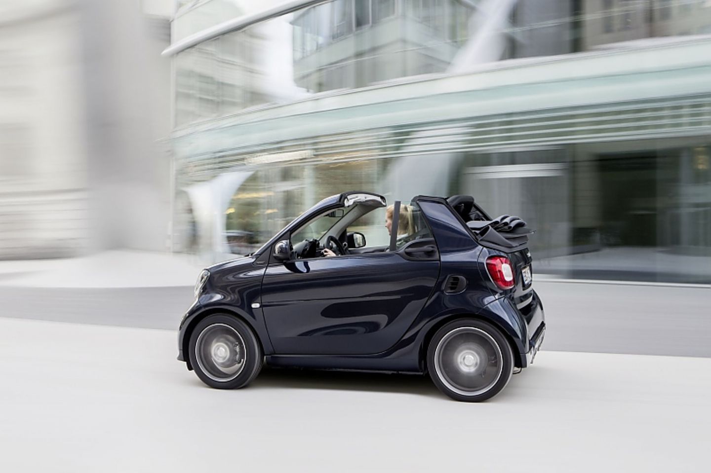 Das Smart Brabus fortwo Cabrio ist 165 km/h schnell.